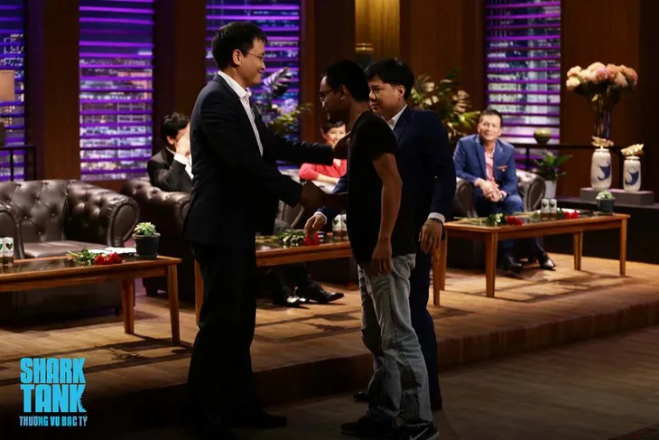 Chùm ảnh 22 màn bắt tay thành công ở Shark Tank Việt Nam mùa 1 - Ảnh 12. Chùm ảnh 22 màn bắt tay thành công ở Shark Tank Việt Nam mùa 1 - Ảnh 12.