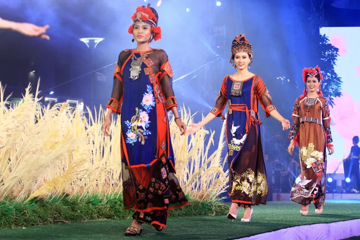 Áo dài ngập tràn phố đi bộ trong đêm khai mạc Lễ hội Áo dài - Ảnh 7. Áo dài ngập tràn phố đi bộ trong đêm khai mạc Lễ hội Áo dài - Ảnh 7.