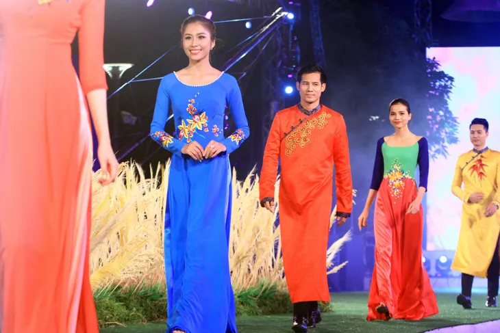 Áo dài ngập tràn phố đi bộ trong đêm khai mạc Lễ hội Áo dài - Ảnh 8. Áo dài ngập tràn phố đi bộ trong đêm khai mạc Lễ hội Áo dài - Ảnh 8.