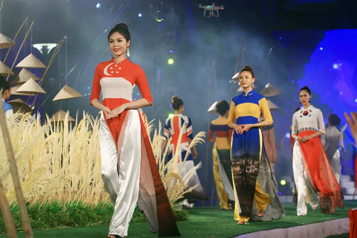 Áo dài ngập tràn phố đi bộ trong đêm khai mạc Lễ hội Áo dài - Ảnh 9. Áo dài ngập tràn phố đi bộ trong đêm khai mạc Lễ hội Áo dài - Ảnh 9.