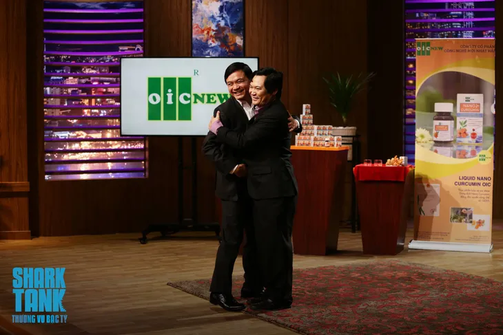 Chùm ảnh 22 màn bắt tay thành công ở Shark Tank Việt Nam mùa 1 - Ảnh 5. Chùm ảnh 22 màn bắt tay thành công ở Shark Tank Việt Nam mùa 1 - Ảnh 5.