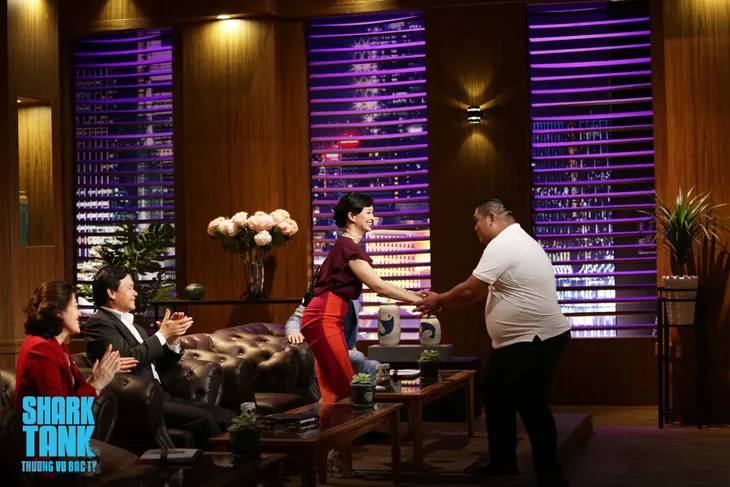 Chùm ảnh 22 màn bắt tay thành công ở Shark Tank Việt Nam mùa 1 - Ảnh 10. Chùm ảnh 22 màn bắt tay thành công ở Shark Tank Việt Nam mùa 1 - Ảnh 10.