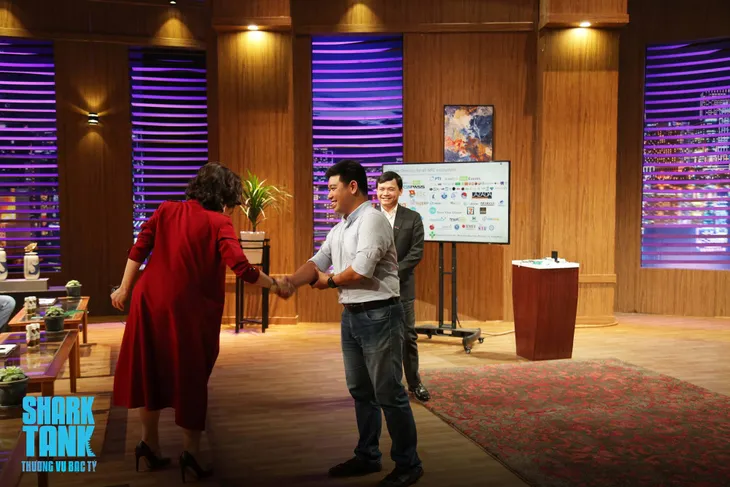 Chùm ảnh 22 màn bắt tay thành công ở Shark Tank Việt Nam mùa 1 - Ảnh 9. Chùm ảnh 22 màn bắt tay thành công ở Shark Tank Việt Nam mùa 1 - Ảnh 9.