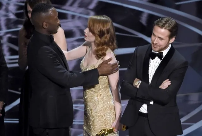 Oscar 2018: Jimmy Kimmel nói mỉa sự cố “nhầm giải” hy hữu ngay phần mở đầu - Ảnh 2. Oscar 2018: Jimmy Kimmel nói mỉa sự cố “nhầm giải” hy hữu ngay phần mở đầu - Ảnh 2.