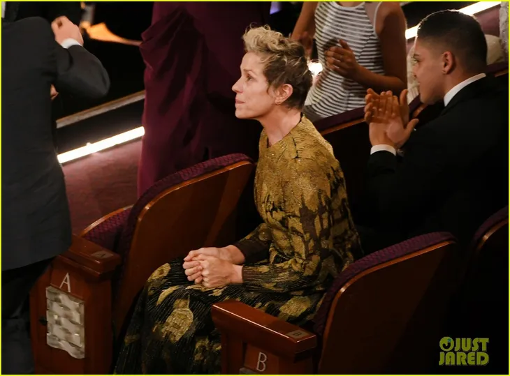 frances-mcdormand-go-pretty-in-gold-for-oscars-2018-01 frances-mcdormand-go-pretty-in-gold-for-oscars-2018-01