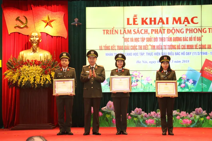 Khai mạc triển lãm sách lan tỏa phong trào đọc sách trong CAND - Ảnh 2. Khai mạc triển lãm sách lan tỏa phong trào đọc sách trong CAND - Ảnh 2.