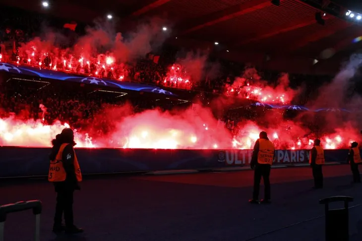 Ronaldo suýt bị ném trúng chai nước từ khán đài trong chiến thắng PSG - Ảnh 1.