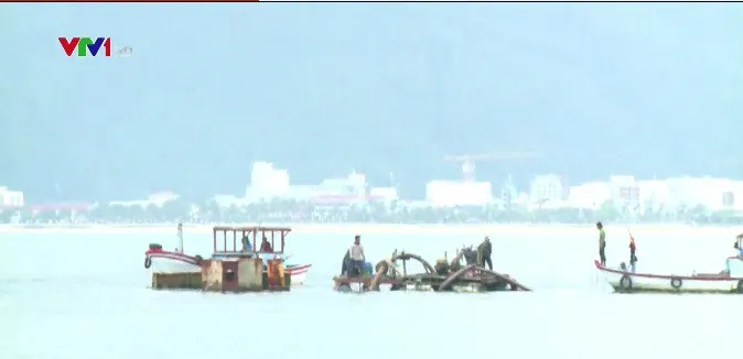 Vụ tàu chìm tại Quy Nhơn: Sẽ hoàn thành trục vớt 5 tàu hàng ngày 20/3 - Ảnh 4. Vụ tàu chìm tại Quy Nhơn: Sẽ hoàn thành trục vớt 5 tàu hàng ngày 20/3 - Ảnh 4.