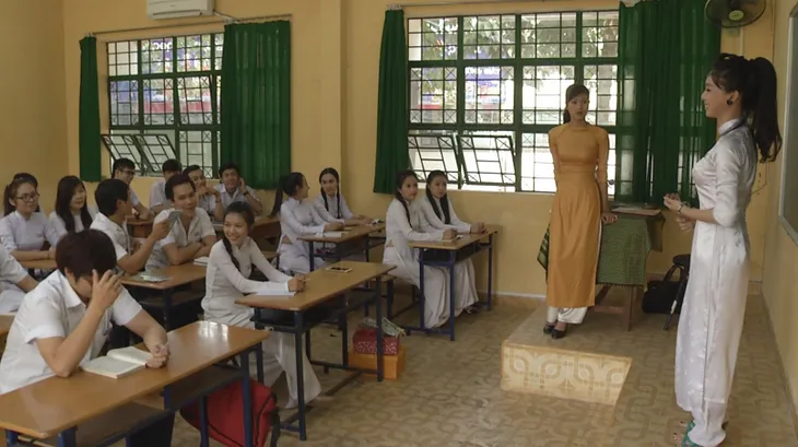 Đánh tráo số phận - Tập 14: Hà Linh tiếp tục bị học trò trêu ghẹo - Ảnh 1. Đánh tráo số phận - Tập 14: Hà Linh tiếp tục bị học trò trêu ghẹo - Ảnh 1.