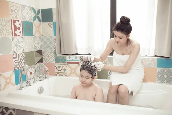 Trương Quỳnh Anh khoe ảnh cùng con trai trong ngày 8/3 - Ảnh 3. Trương Quỳnh Anh khoe ảnh cùng con trai trong ngày 8/3 - Ảnh 3.