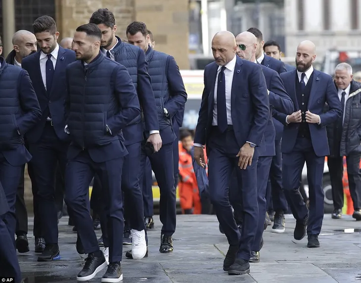 Hàng ngàn người hâm mộ đưa tang Davide Astori - Ảnh 22. Hàng ngàn người hâm mộ đưa tang Davide Astori - Ảnh 22.