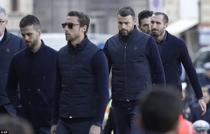 Hàng ngàn người hâm mộ đưa tang Davide Astori - Ảnh 20. Hàng ngàn người hâm mộ đưa tang Davide Astori - Ảnh 20.