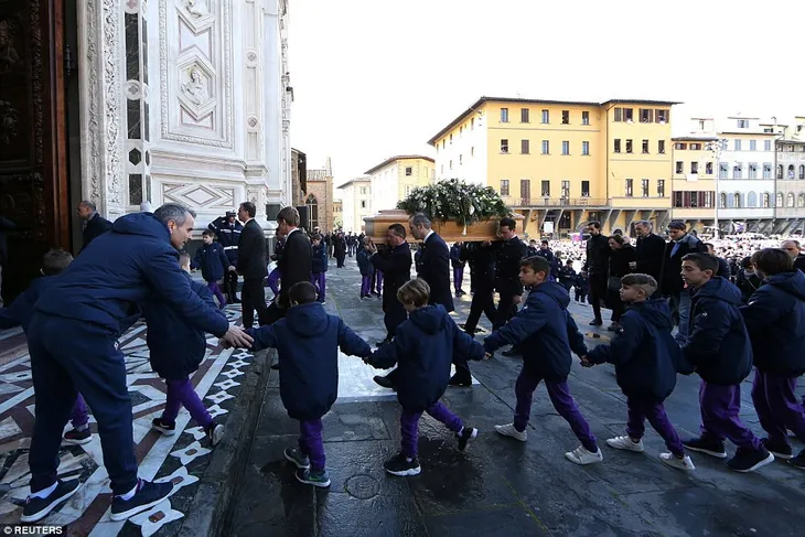 Hàng ngàn người hâm mộ đưa tang Davide Astori - Ảnh 19. Hàng ngàn người hâm mộ đưa tang Davide Astori - Ảnh 19.