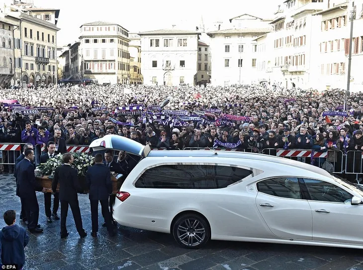 Hàng ngàn người hâm mộ đưa tang Davide Astori - Ảnh 18. Hàng ngàn người hâm mộ đưa tang Davide Astori - Ảnh 18.