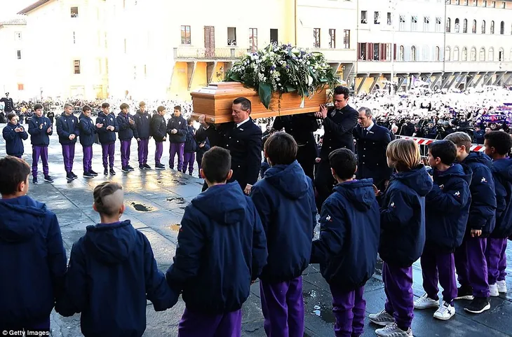 Hàng ngàn người hâm mộ đưa tang Davide Astori - Ảnh 17. Hàng ngàn người hâm mộ đưa tang Davide Astori - Ảnh 17.