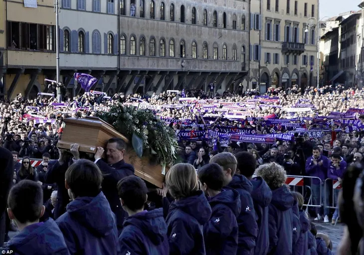Hàng ngàn người hâm mộ đưa tang Davide Astori - Ảnh 14. Hàng ngàn người hâm mộ đưa tang Davide Astori - Ảnh 14.