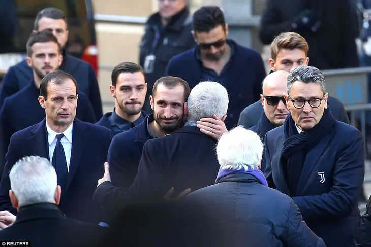 Hàng ngàn người hâm mộ đưa tang Davide Astori - Ảnh 11. Hàng ngàn người hâm mộ đưa tang Davide Astori - Ảnh 11.