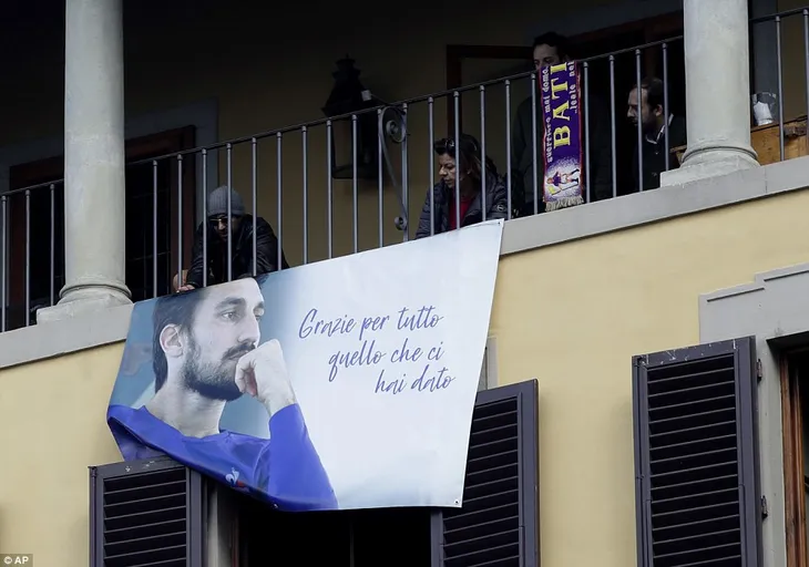 Hàng ngàn người hâm mộ đưa tang Davide Astori - Ảnh 9. Hàng ngàn người hâm mộ đưa tang Davide Astori - Ảnh 9.