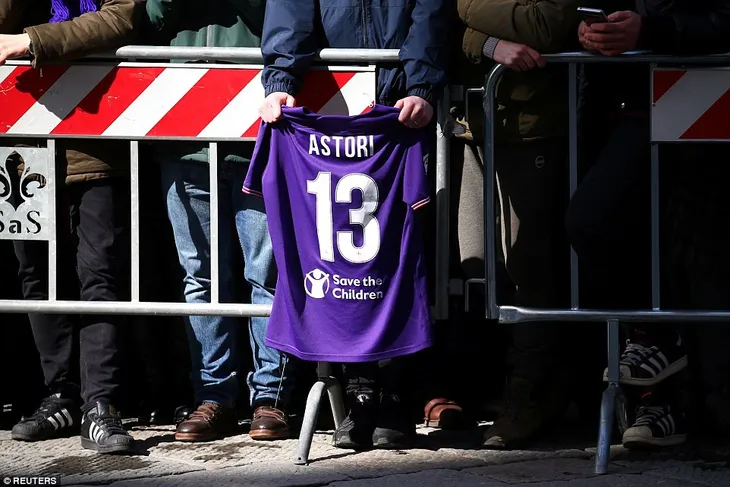 Hàng ngàn người hâm mộ đưa tang Davide Astori - Ảnh 8. Hàng ngàn người hâm mộ đưa tang Davide Astori - Ảnh 8.