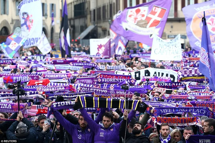 Hàng ngàn người hâm mộ đưa tang Davide Astori - Ảnh 3. Hàng ngàn người hâm mộ đưa tang Davide Astori - Ảnh 3.