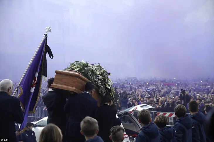 Hàng ngàn người hâm mộ đưa tang Davide Astori - Ảnh 6. Hàng ngàn người hâm mộ đưa tang Davide Astori - Ảnh 6.