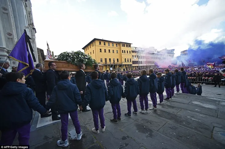 Hàng ngàn người hâm mộ đưa tang Davide Astori - Ảnh 5. Hàng ngàn người hâm mộ đưa tang Davide Astori - Ảnh 5.