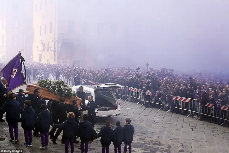 Hàng ngàn người hâm mộ đưa tang Davide Astori - Ảnh 4. Hàng ngàn người hâm mộ đưa tang Davide Astori - Ảnh 4.