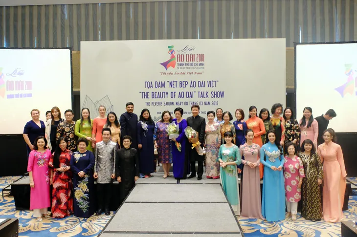 Những câu chuyện thú vị về tà áo dài qua lời kể của bà Tôn Nữ Thị Ninh - Ảnh 1. Những câu chuyện thú vị về tà áo dài qua lời kể của bà Tôn Nữ Thị Ninh - Ảnh 1.