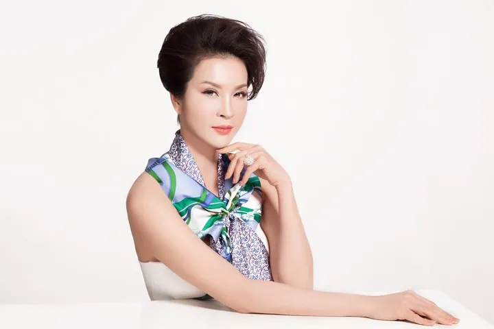 Quấn khăn làm áo, MC Thanh Mai khoe vẻ đẹp nóng bỏng ở tuổi 46 - Ảnh 4. Quấn khăn làm áo, MC Thanh Mai khoe vẻ đẹp nóng bỏng ở tuổi 46 - Ảnh 4.