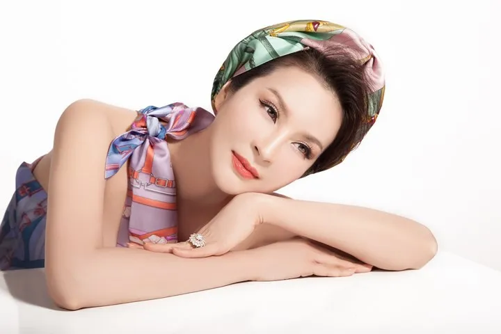Quấn khăn làm áo, MC Thanh Mai khoe vẻ đẹp nóng bỏng ở tuổi 46 - Ảnh 7. Quấn khăn làm áo, MC Thanh Mai khoe vẻ đẹp nóng bỏng ở tuổi 46 - Ảnh 7.