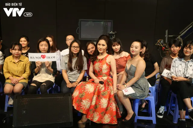 Hương Tràm bất ngờ khi fan tổ chức sinh nhật tại trường quay - Ảnh 3. Hương Tràm bất ngờ khi fan tổ chức sinh nhật tại trường quay - Ảnh 3.