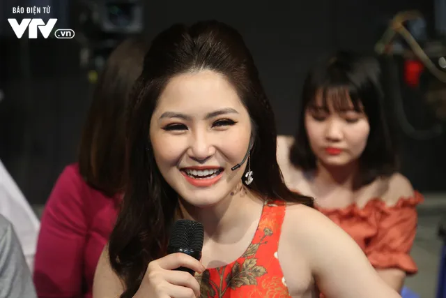 Hương Tràm bất ngờ khi fan tổ chức sinh nhật tại trường quay - Ảnh 4. Hương Tràm bất ngờ khi fan tổ chức sinh nhật tại trường quay - Ảnh 4.