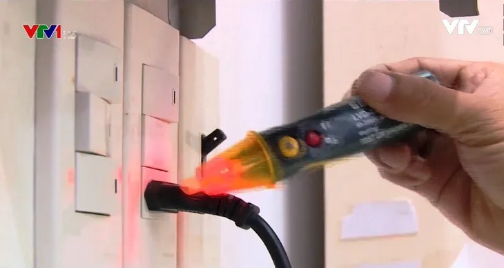 Vật dụng trong nhà bỗng dưng tích điện, người dân Bạc Liêu lo sợ - Ảnh 1. Vật dụng trong nhà bỗng dưng tích điện, người dân Bạc Liêu lo sợ - Ảnh 1.