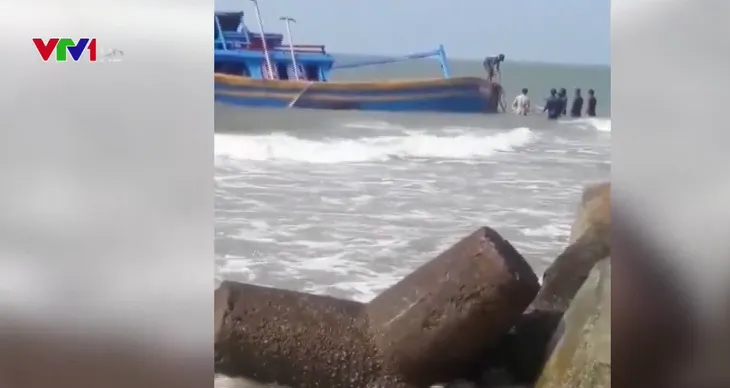 Bình Thuận: 2 tàu chìm tại cửa biển La Gi - Ảnh 1. Bình Thuận: 2 tàu chìm tại cửa biển La Gi - Ảnh 1.