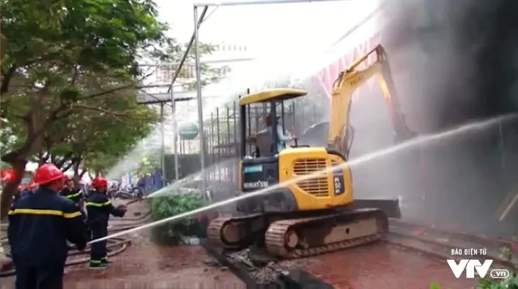 Cháy lớn tại một nhà hàng ở Hải Phòng - Ảnh 1. Cháy lớn tại một nhà hàng ở Hải Phòng - Ảnh 1.