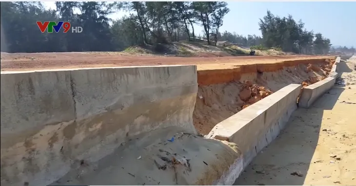 Bình Định: Kè chắn sóng 80 tỷ đồng bị sóng đánh sập - Ảnh 3. Bình Định: Kè chắn sóng 80 tỷ đồng bị sóng đánh sập - Ảnh 3.