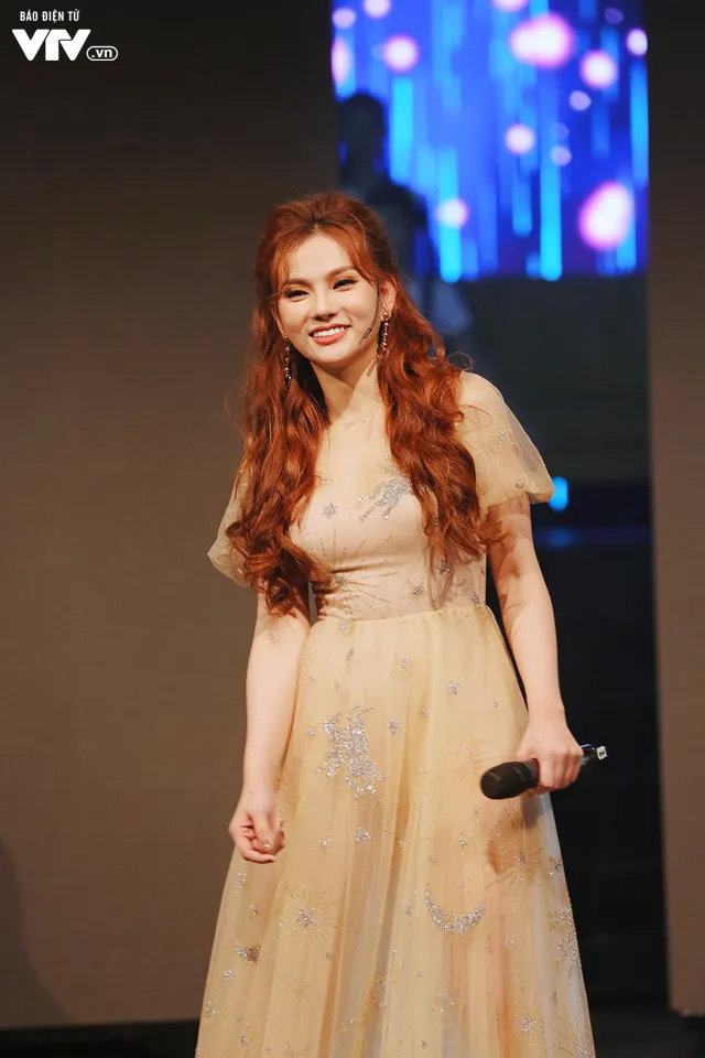 Gái một con Thu Thủy rạng rỡ khuấy động trường quay Muôn màu showbiz - Ảnh 13. Gái một con Thu Thủy rạng rỡ khuấy động trường quay Muôn màu showbiz - Ảnh 13.