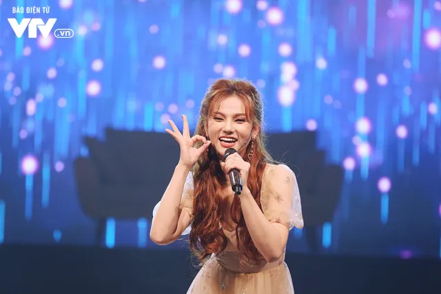 Gái một con Thu Thủy rạng rỡ khuấy động trường quay Muôn màu showbiz - Ảnh 12. Gái một con Thu Thủy rạng rỡ khuấy động trường quay Muôn màu showbiz - Ảnh 12.