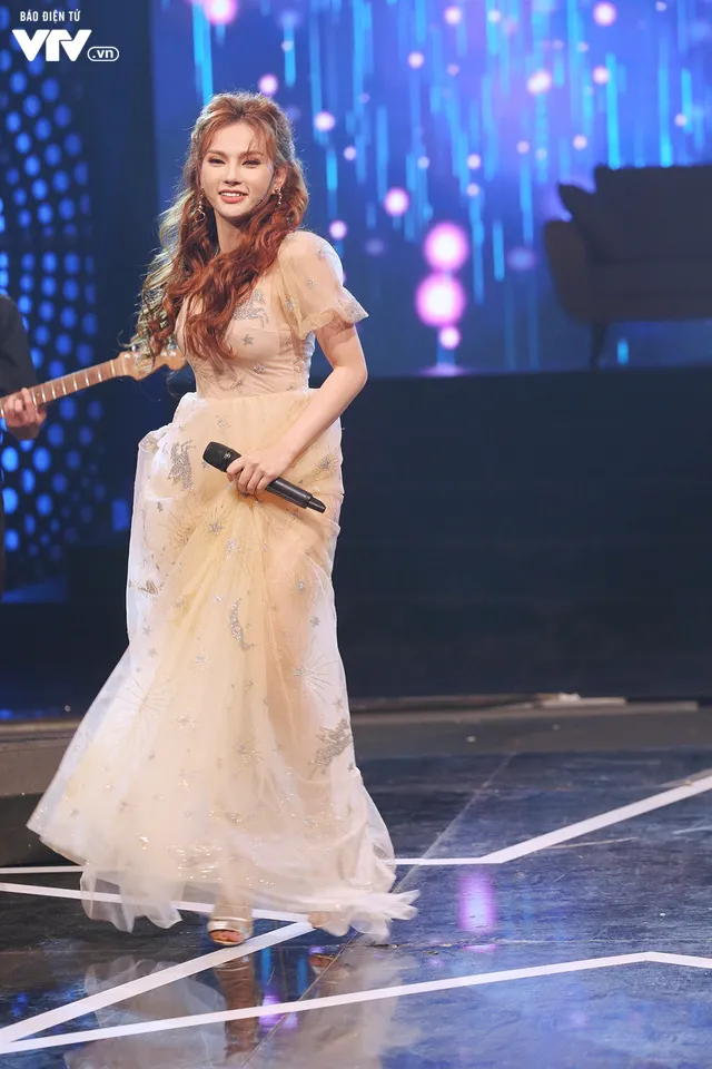 Gái một con Thu Thủy rạng rỡ khuấy động trường quay Muôn màu showbiz - Ảnh 11. Gái một con Thu Thủy rạng rỡ khuấy động trường quay Muôn màu showbiz - Ảnh 11.
