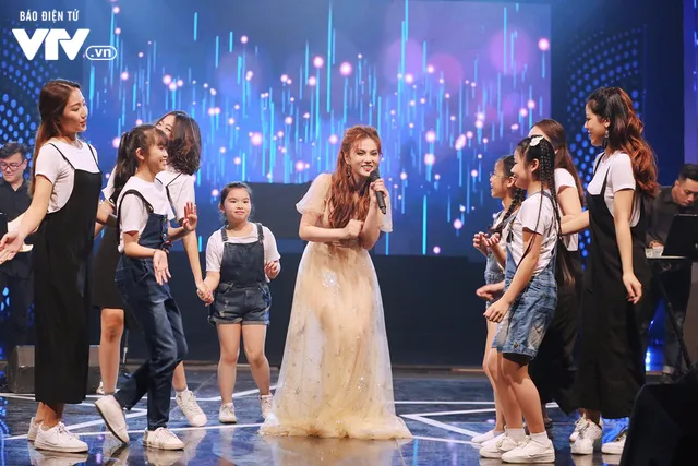 Gái một con Thu Thủy rạng rỡ khuấy động trường quay Muôn màu showbiz - Ảnh 10. Gái một con Thu Thủy rạng rỡ khuấy động trường quay Muôn màu showbiz - Ảnh 10.