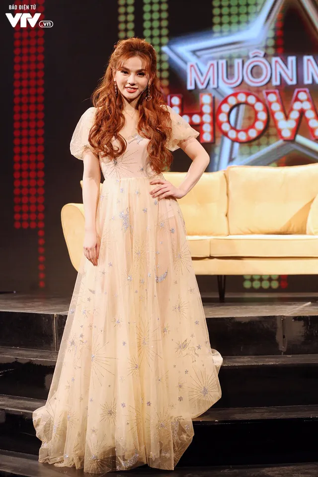 Gái một con Thu Thủy rạng rỡ khuấy động trường quay Muôn màu showbiz - Ảnh 6. Gái một con Thu Thủy rạng rỡ khuấy động trường quay Muôn màu showbiz - Ảnh 6.