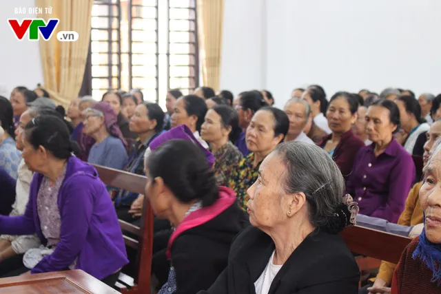 400 người dân Ninh Bình được khám, điều trị mắt miễn phí - Ảnh 2. 400 người dân Ninh Bình được khám, điều trị mắt miễn phí - Ảnh 2.