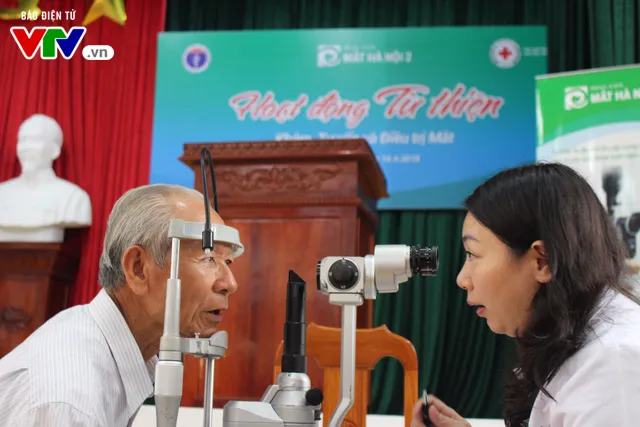 400 người dân Ninh Bình được khám, điều trị mắt miễn phí - Ảnh 1. 400 người dân Ninh Bình được khám, điều trị mắt miễn phí - Ảnh 1.