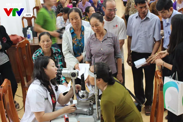 400 người dân Ninh Bình được khám, điều trị mắt miễn phí - Ảnh 3. 400 người dân Ninh Bình được khám, điều trị mắt miễn phí - Ảnh 3.