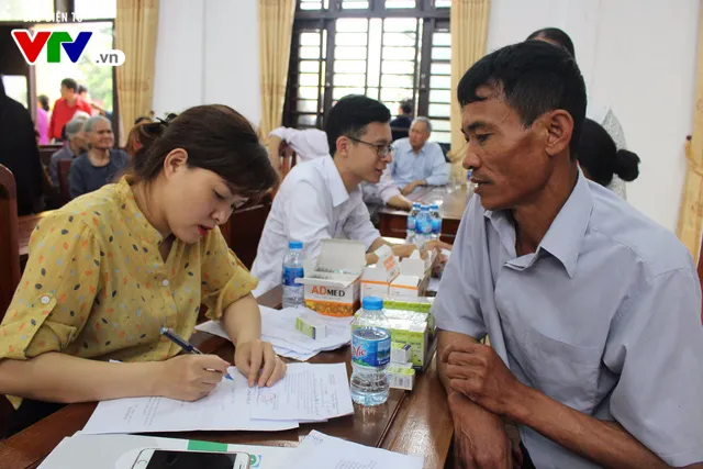 400 người dân Ninh Bình được khám, điều trị mắt miễn phí - Ảnh 6. 400 người dân Ninh Bình được khám, điều trị mắt miễn phí - Ảnh 6.