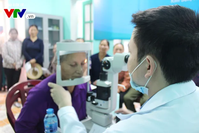 400 người dân Ninh Bình được khám, điều trị mắt miễn phí - Ảnh 4. 400 người dân Ninh Bình được khám, điều trị mắt miễn phí - Ảnh 4.