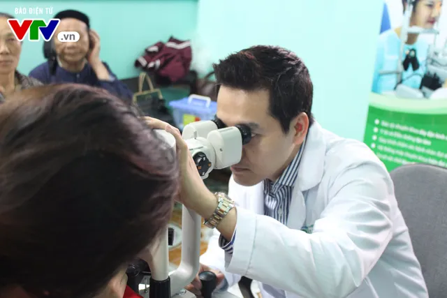 400 người dân Ninh Bình được khám, điều trị mắt miễn phí - Ảnh 5. 400 người dân Ninh Bình được khám, điều trị mắt miễn phí - Ảnh 5.