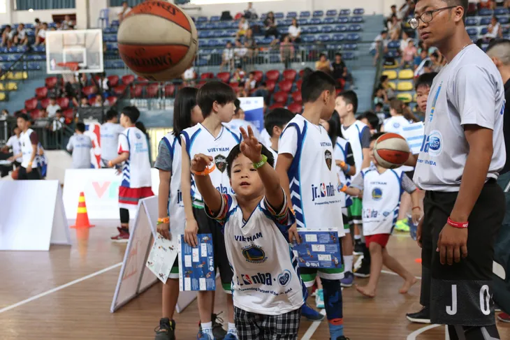 Hơn 1000 bạn nhỏ tham gia Jr.NBA 2018 tại TP Hồ Chí Minh - Ảnh 1. Hơn 1000 bạn nhỏ tham gia Jr.NBA 2018 tại TP Hồ Chí Minh - Ảnh 1.