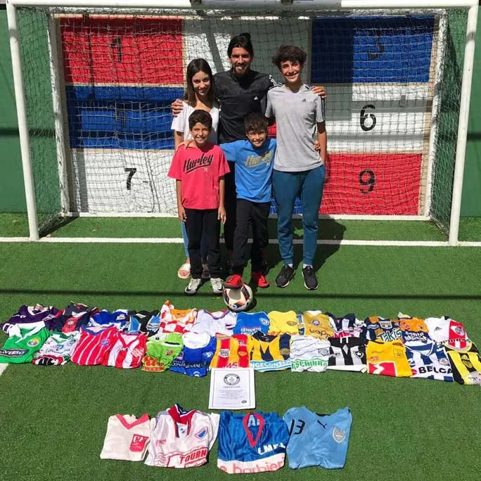 Sebastian Abreu lập kỷ lục Guiness vô tiền khoáng hậu của thế giới bóng đá - Ảnh 2. Sebastian Abreu lập kỷ lục Guiness vô tiền khoáng hậu của thế giới bóng đá - Ảnh 2.