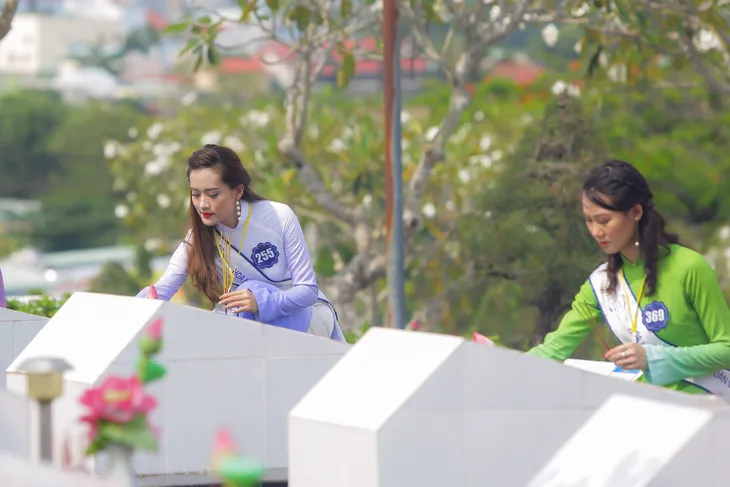 Thí sinh Hoa hậu Biển Việt Nam toàn cầu 2018 tri ân các anh hùng liệt sĩ tại Phú Quốc - Ảnh 7.